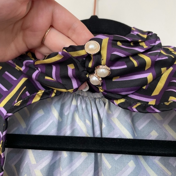 Long Sleeve Blouse With Open Back - Picture 3 of 4